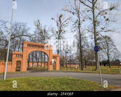 Februar 15, 2020. Posen, Polen. Historisches Tor zur Edwardowo Farm. Rote Backsteinwände. Manor, Tor eines Bauernhauses. Vintage roten Backstein Bauernhof Scheune Stockfoto