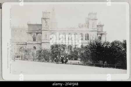 Dresden. Großes Hoftheater (1838-1841 G. Semper). Blick auf die Rückseite vor dem Entfernen der Brandruine. Albumin-Tablett auf Karton (Carte de-visit mit Studioprint Recto) Stockfoto