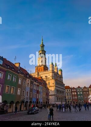 Februar 15, 2020. Posen, Polen - Stadtarchitektur. Großpolen Provinz Wielkopolska . Berühmte alte Rathaus am Hauptplatz Rynek . Stockfoto