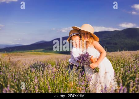 Zwei entzückende Kinder, Junge und Mädchen, stehen zusammen Stockfoto