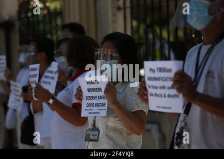 Während eines Protestes vor dem Philippine General Hospital in Manila fordern die Beschäftigten des Gesundheitswesens einen kostenlosen, sichereren und wirksamen COVID-19-Impfstoff. Aktivisten forderten zusammen mit Medizinern und Studenten einen kostenlosen und sichereren COVID-19-Impfstoff für Beschäftigte im Gesundheitswesen, die angesichts der Zunahme von Coronavirus-Fällen im Land weiterhin gefährdet sind. Die Regierung stand unterdessen vor Kritik, weil sie es versäumt hatte, sofort ein Impfprogramm zu starten, wodurch die Philippinen das einzige ASEAN-Mitglied ohne COVID-19-Impfstoffe waren, das voraussichtlich Ende Februar eintreffen wird. Philippinen. Stockfoto