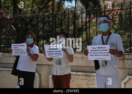 Während eines Protestes vor dem Philippine General Hospital in Manila fordern die Beschäftigten des Gesundheitswesens einen kostenlosen, sichereren und wirksamen COVID-19-Impfstoff. Aktivisten forderten zusammen mit Medizinern und Studenten einen kostenlosen und sichereren COVID-19-Impfstoff für Beschäftigte im Gesundheitswesen, die angesichts der Zunahme von Coronavirus-Fällen im Land weiterhin gefährdet sind. Die Regierung stand unterdessen vor Kritik, weil sie es versäumt hatte, sofort ein Impfprogramm zu starten, wodurch die Philippinen das einzige ASEAN-Mitglied ohne COVID-19-Impfstoffe waren, das voraussichtlich Ende Februar eintreffen wird. Philippinen. Stockfoto