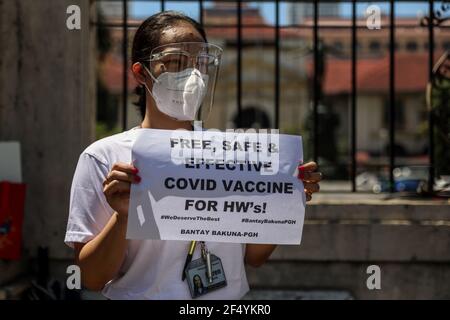 Während eines Protestes vor dem Philippine General Hospital in Manila fordern die Beschäftigten des Gesundheitswesens einen kostenlosen, sichereren und wirksamen COVID-19-Impfstoff. Aktivisten forderten zusammen mit Medizinern und Studenten einen kostenlosen und sichereren COVID-19-Impfstoff für Beschäftigte im Gesundheitswesen, die angesichts der Zunahme von Coronavirus-Fällen im Land weiterhin gefährdet sind. Die Regierung stand unterdessen vor Kritik, weil sie es versäumt hatte, sofort ein Impfprogramm zu starten, wodurch die Philippinen das einzige ASEAN-Mitglied ohne COVID-19-Impfstoffe waren, das voraussichtlich Ende Februar eintreffen wird. Philippinen. Stockfoto