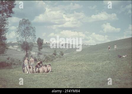 Zweiter Weltkrieg. Für Quartering (wahrscheinlich in der Ukraine). Die Gruppe der Soldaten der deutschen Wehrmacht während der körperlichen Glaubwürdigkeit auf der Wiese Stockfoto