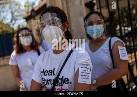 Während eines Protestes vor dem Philippine General Hospital in Manila fordern die Beschäftigten des Gesundheitswesens einen kostenlosen, sichereren und wirksamen COVID-19-Impfstoff. Aktivisten forderten zusammen mit Medizinern und Studenten einen kostenlosen und sichereren COVID-19-Impfstoff für Beschäftigte im Gesundheitswesen, die angesichts der Zunahme von Coronavirus-Fällen im Land weiterhin gefährdet sind. Die Regierung stand unterdessen vor Kritik, weil sie es versäumt hatte, sofort ein Impfprogramm zu starten, wodurch die Philippinen das einzige ASEAN-Mitglied ohne COVID-19-Impfstoffe waren, das voraussichtlich Ende Februar eintreffen wird. Philippinen. Stockfoto