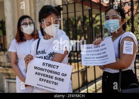 Während eines Protestes vor dem Philippine General Hospital in Manila fordern die Beschäftigten des Gesundheitswesens einen kostenlosen, sichereren und wirksamen COVID-19-Impfstoff. Aktivisten forderten zusammen mit Medizinern und Studenten einen kostenlosen und sichereren COVID-19-Impfstoff für Beschäftigte im Gesundheitswesen, die angesichts der Zunahme von Coronavirus-Fällen im Land weiterhin gefährdet sind. Die Regierung stand unterdessen vor Kritik, weil sie es versäumt hatte, sofort ein Impfprogramm zu starten, wodurch die Philippinen das einzige ASEAN-Mitglied ohne COVID-19-Impfstoffe waren, das voraussichtlich Ende Februar eintreffen wird. Philippinen. Stockfoto