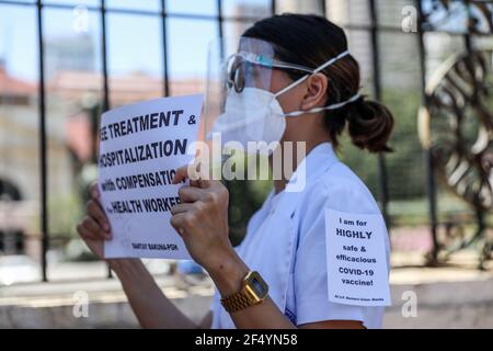 Während eines Protestes vor dem Philippine General Hospital in Manila fordern die Beschäftigten des Gesundheitswesens einen kostenlosen, sichereren und wirksamen COVID-19-Impfstoff. Aktivisten forderten zusammen mit Medizinern und Studenten einen kostenlosen und sichereren COVID-19-Impfstoff für Beschäftigte im Gesundheitswesen, die angesichts der Zunahme von Coronavirus-Fällen im Land weiterhin gefährdet sind. Die Regierung stand unterdessen vor Kritik, weil sie es versäumt hatte, sofort ein Impfprogramm zu starten, wodurch die Philippinen das einzige ASEAN-Mitglied ohne COVID-19-Impfstoffe waren, das voraussichtlich Ende Februar eintreffen wird. Philippinen. Stockfoto