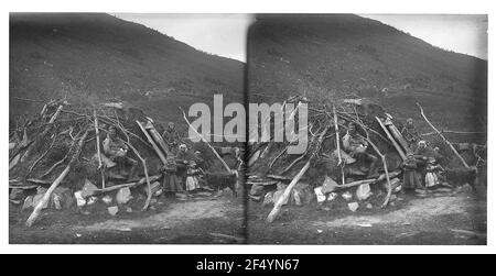 In Tromsø / Norwegen: Saatfamilie vor ihrer Hütte. Samenfamilie mit kleinen Kindern und Hund vor ihrer Erdblockhütte am Fuße eines Berges Stockfoto