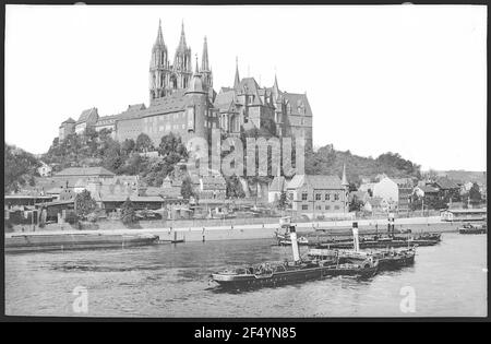 Meißen. Albrechtsburg und. Dom - Elbe mit Traktor Stockfoto