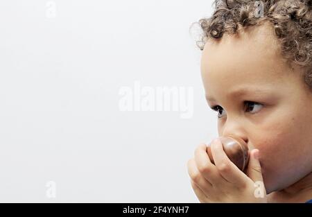 Kind mit Schokolade Ostereier auf weißem Hintergrund Stock Foto Stockfoto