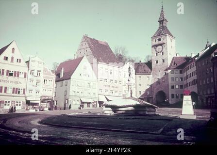 Landsberg am Lech, Hauptplatz. Blick mit Marienbrunnen (1700, weiblich) und schmalem Turm (aktuelle Richtung um 1458). Blick mit Stand für Warwinterhilfswerk 1939/1940 Stockfoto