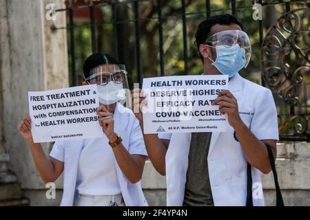 Während eines Protestes vor dem Philippine General Hospital in Manila fordern die Beschäftigten des Gesundheitswesens einen kostenlosen, sichereren und wirksamen COVID-19-Impfstoff. Aktivisten forderten zusammen mit Medizinern und Studenten einen kostenlosen und sichereren COVID-19-Impfstoff für Beschäftigte im Gesundheitswesen, die angesichts der Zunahme von Coronavirus-Fällen im Land weiterhin gefährdet sind. Die Regierung stand unterdessen vor Kritik, weil sie es versäumt hatte, sofort ein Impfprogramm zu starten, wodurch die Philippinen das einzige ASEAN-Mitglied ohne COVID-19-Impfstoffe waren, das voraussichtlich Ende Februar eintreffen wird. Philippinen. Stockfoto