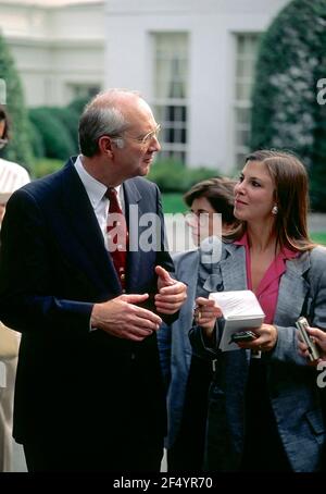 Washington, DC., USA, 1990 Senator Phil Gramm (Republikaner) aus Texas spricht mit Reportern außerhalb des Westflügels des Weißen Hauses, nachdem er an einem Treffen mit Präsident George H.W. teilgenommen hatte Buchse Stockfoto