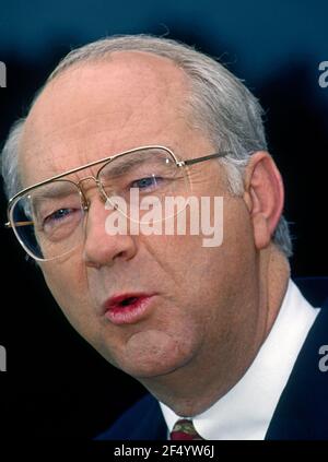 Washington, DC., USA, 16. April 1995 Senator Phil Gramm (Republikaner) aus Texas spricht mit Reportern außerhalb der ABC-Studios nach seinem Auftritt auf der Sonntagmorgen-Talkshow "This Week with David Brinkley". Stockfoto
