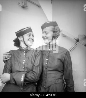 KDF (Macht durch Freude) - Monte Olivia. Zwei Jungen, als Stewards verkleiden Frauen Stockfoto