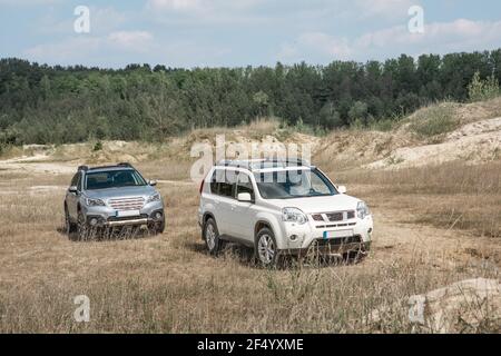 Zwei suv Autos Auto Sand Wald auf dem Hintergrund. Sommer sonnigen Tag Stockfoto