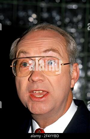 Washington, DC., USA, 1990 Senator Phil Gramm (Republikaner) aus Texas spricht mit Reportern außerhalb der ABC-Studios nach seinem Auftritt auf der Sonntagmorgen-Talkshow "This Week with David Brinkley". Stockfoto