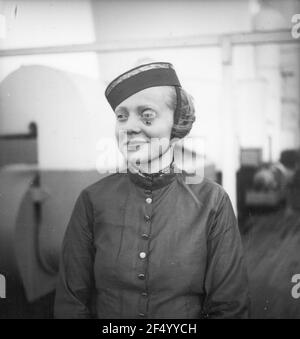 KDF (Macht durch Freude) - Monte Olivia. Junge, als Steward kostümierte Frau mit Monocle Stockfoto