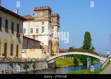 Radweg entlang des Naviglio Grande von Abbiategrasso nach Turbigo (Lombardei, Italien), bei Robecco sul Naviglio: Villa Gaia und Palazzo Archinto Stockfoto