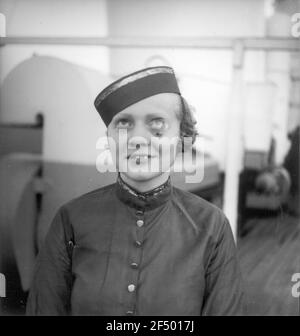 KDF (Macht durch Freude) - Monte Olivia. Junge, als Steward kostümierte Frau mit Monocle Stockfoto