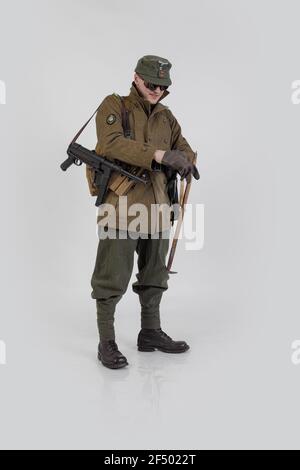 Männlicher Schauspieler in der Wintermilitäruniform eines deutschen Soldaten, der Periode 1941-1945, der zweite Weltkrieg Stockfoto