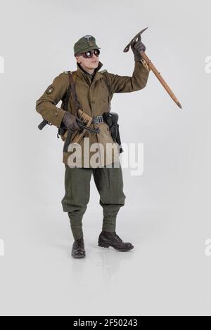 Männlicher Schauspieler in der Wintermilitäruniform eines deutschen Soldaten, der Periode 1941-1945, der zweite Weltkrieg Stockfoto