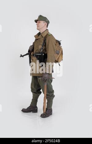 Männlicher Schauspieler in der Wintermilitäruniform eines deutschen Soldaten, der Periode 1941-1945, der zweite Weltkrieg Stockfoto