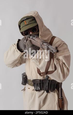 Männlicher Schauspieler in der Wintermilitäruniform eines deutschen Soldaten, der Periode 1941-1945, der zweite Weltkrieg Stockfoto