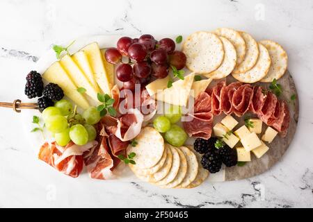 Wurstplatte mit Käse- und Fleischauswahl Stockfoto