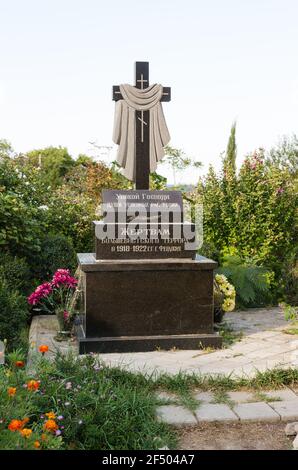 Russland, Krim, Feodosia - 18. September 2020. Kreuz auf dem Gebiet der Kirche der Iveronikone der Mutter Gottes. Russischer Text: An den Sieger Stockfoto