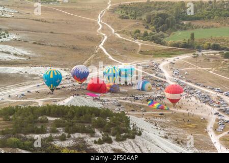 Russland, Krim, Belogorsk 19. September 2020-Vorbereitung für die Einführung von bunten Ballons auf dem Festival der Luftfahrt am Fuße des Berges Belay Stockfoto