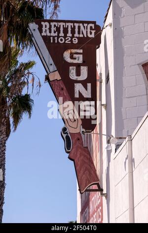 Los Angeles, Kalifornien, USA. März 2021, 23rd. Ein Geschäftszeichen eines Waffenladens in Culver City, Kalifornien. Am 23. März 2021. Kredit: Ringo Chiu/ZUMA Wire/Alamy Live Nachrichten Stockfoto