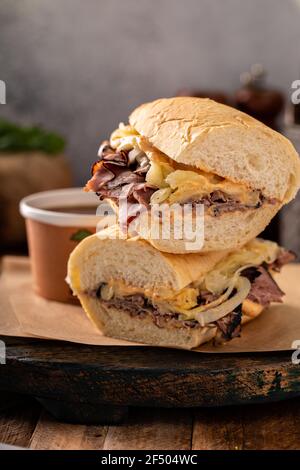 Italienisches Rindfleisch-Sandwich au jus in einer Schüssel Stockfoto
