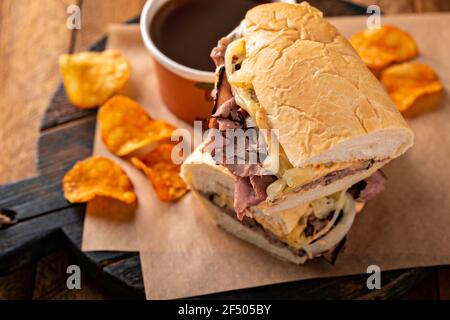 Italienisches Rindfleisch-Sandwich au jus in einer Schüssel Stockfoto