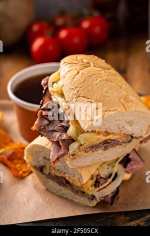 Italienisches Rindfleisch-Sandwich au jus in einer Schüssel Stockfoto