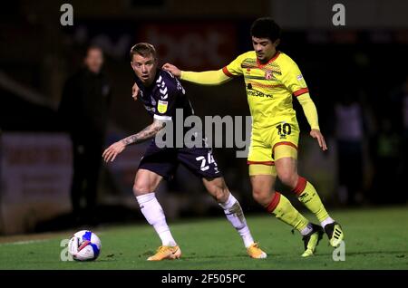 Southend United's Jason Demetriou (links) und Walsall's Josh Gordon (rechts) kämpfen im Sky Bet League Two Match in Roots Hall, Southend, um den Ball. Bilddatum: Dienstag, 23. März 2021. Stockfoto