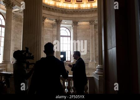 Washington, Vereinigte Staaten Von Amerika. März 2021, 23rd. Der US-Senator John Neely Kennedy (Republikaner von Louisiana) spricht am Dienstag, den 23. März 2021, im Russell Senate Office Building in Washington, DC, mit Reportern nach dem Mittagessen im GOP-Senat. Quelle: Rod Lampey/CNP Credit: dpa/Alamy Live News Stockfoto