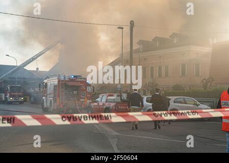 VILLANOVA DEL GHEBKO, ITALIEN 23. MÄRZ 2021: Straße mit Feuerwehrleuten gesperrt Stockfoto