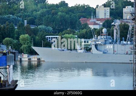 Polnische Oliver Hazard Perry klasse Lenkwaffenfregatte ORP General Tadeusz Kosciuszko (273), der ehemaligen USS Wadsworth (FFG-9) aus dem Jahr 1990 Film bekannt. Stockfoto