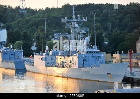 Polnische Oliver Hazard Perry klasse Lenkwaffenfregatte ORP General Tadeusz Kosciuszko (273), der ehemaligen USS Wadsworth (FFG-9) aus dem Jahr 1990 Film bekannt. Stockfoto