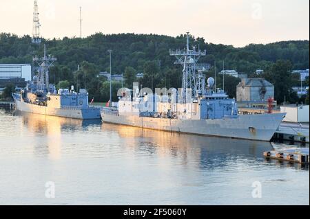 Polnische Oliver Hazard Perry klasse Lenkwaffenfregatte ORP General Tadeusz Kosciuszko (273), der ehemaligen USS Wadsworth (FFG-9) aus dem Jahr 1990 Film bekannt. Stockfoto