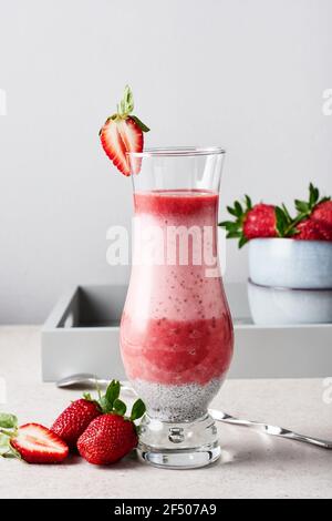 Chia Pudding mit Erdbeer-Smoothies und frischen Beeren. Erdbeerdessert. Stockfoto
