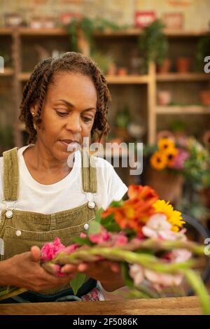 Weibliche Floristen arrangieren Blumen im shop Stockfoto