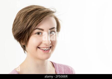 Ziemlich dunkelhaarige Teenager-Mädchen mit Zahnspangen lächelnd Stockfoto