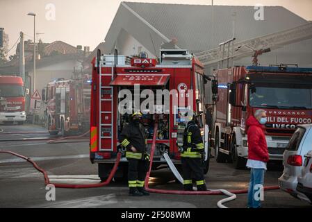 VILLANOVA DEL GHEBKO, ITALIEN 23. MÄRZ 2021: Vigili del fuoco, italienischer Feuerwehrmann bei der Arbeit Stockfoto