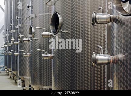 Kanada, Ontario, Beamsville, Gärtanks für Edelstahlweine in der Fielding Estate Winery Stockfoto