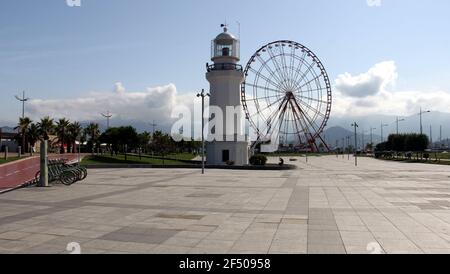 Ende 19th-Jahrhundert achteckigen Leuchtturm (in der Mitte) und Riesenrad, an der Küste Miracle Park, Batumi, Georgia Stockfoto