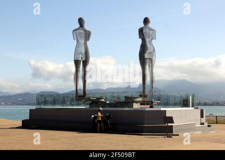 'Ali and Nino' modernistische Freiluft-Skulptur im Costalpark, Batumi, Georgia Stockfoto