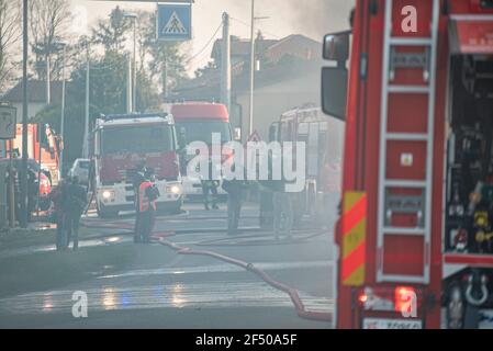 VILLANOVA DEL GHEBKO, ITALIEN 23. MÄRZ 2021: Italienische Feuerwehrleute Notfall Stockfoto