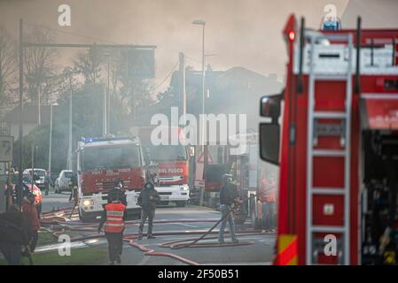 VILLANOVA DEL GHEBKO, ITALIEN 23. MÄRZ 2021: Italienische Feuerwehrleute Notfall Stockfoto